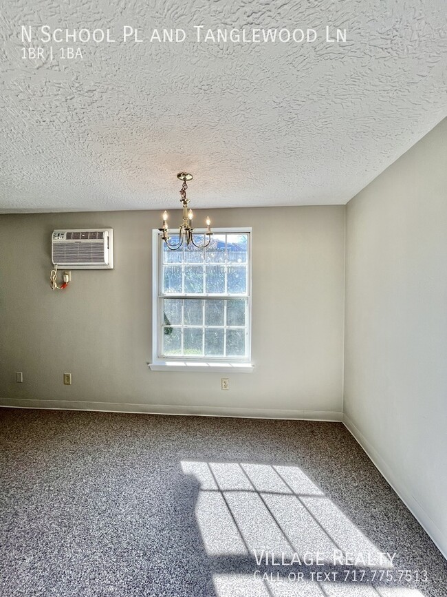 Building Photo - MOVE-IN READY! Top Floor! Roomy 1-Bed with...