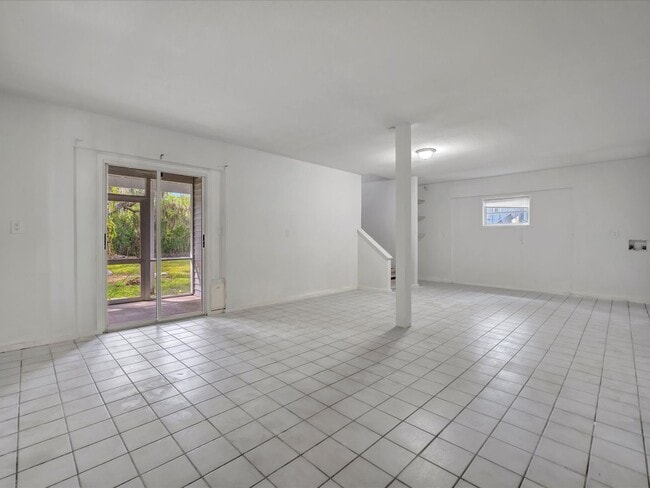 Building Photo - 631 32nd Ave Dr E