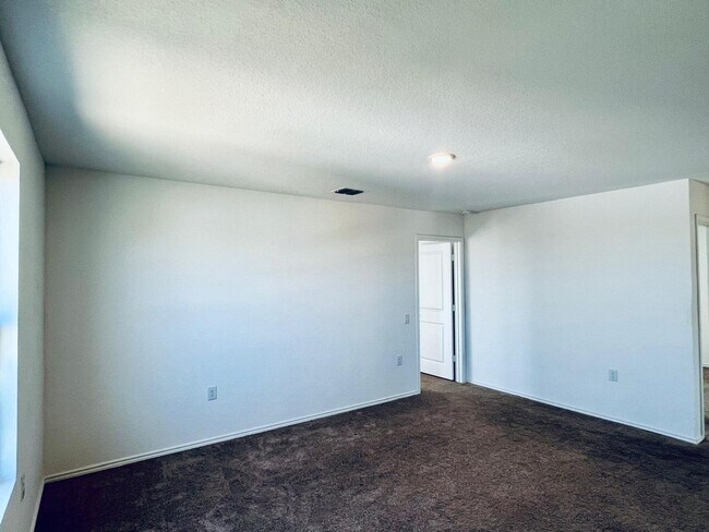 Building Photo - 10135 Ana Hts