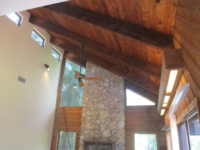 Building Photo - ( Oakcrest) 3/ 2 spacious home