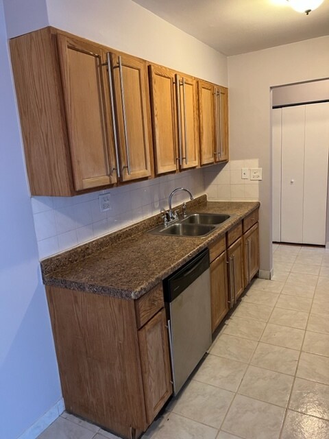 Building Photo - 850 E Old Willow Rd