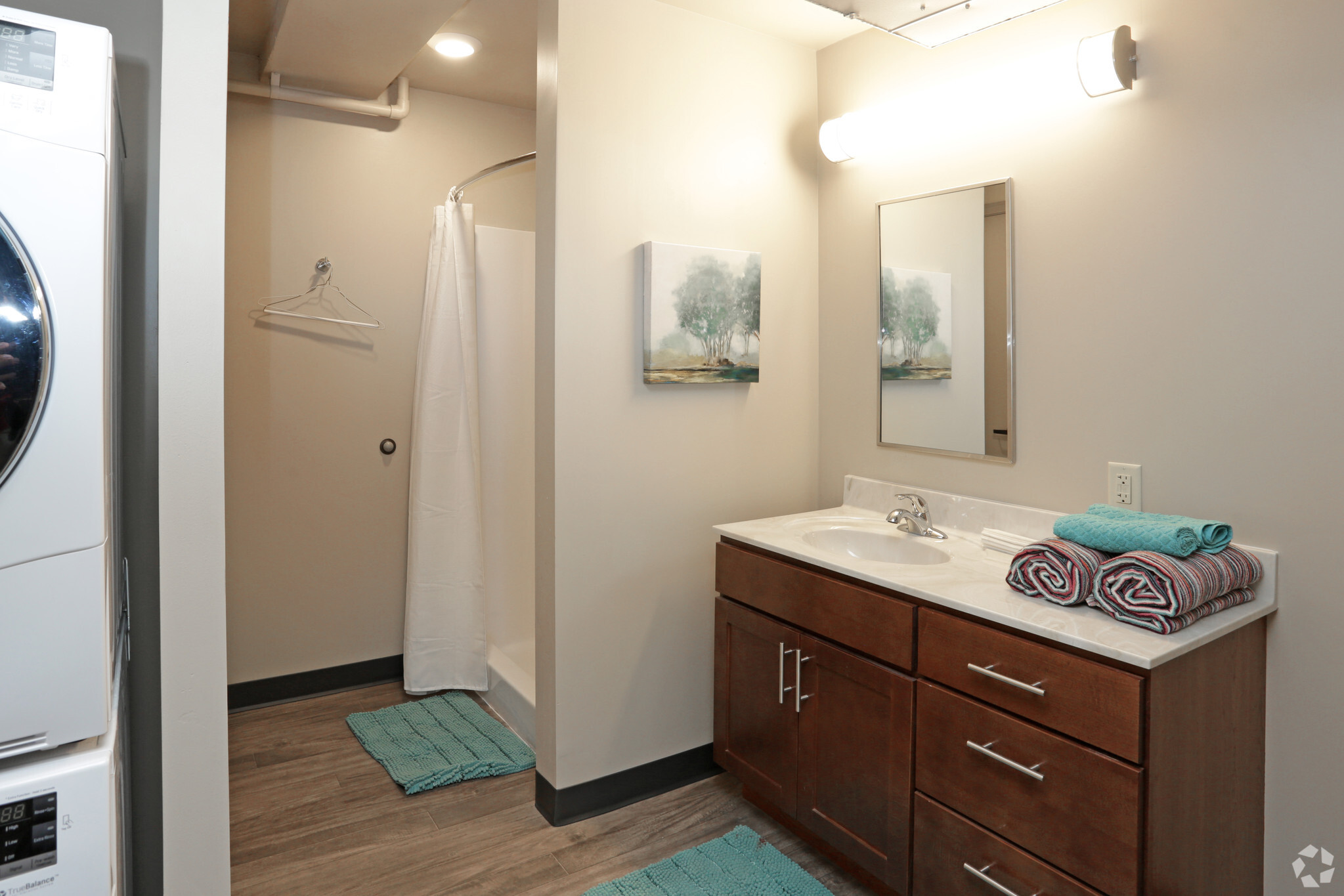 1BR, 1BA - 806 SF - Bathroom - Hotel Maytag Apartments