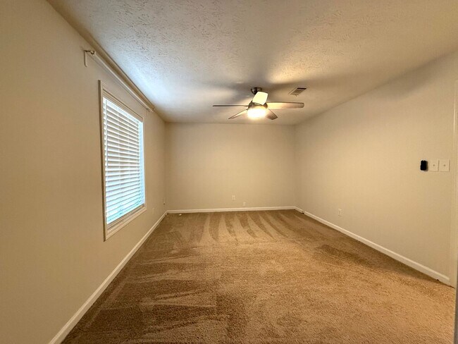 Building Photo - Renovated 3 bedroom 2 bath Ranch