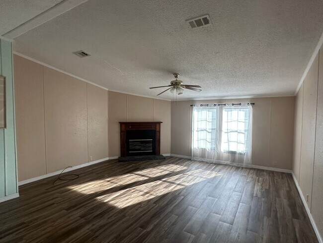 Building Photo - Beautiful home on 2.5 acres