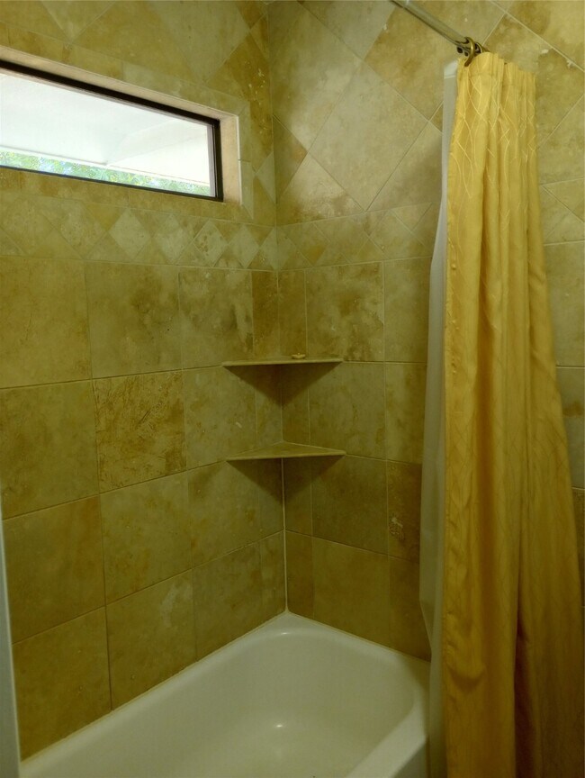 Building Photo - 810 Ivy Wall Dr