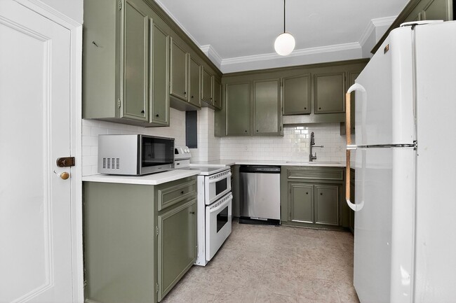 Building Photo - Absolutely stunning penthouse level unit in the historic Poplar building in Charlotte's tree line...