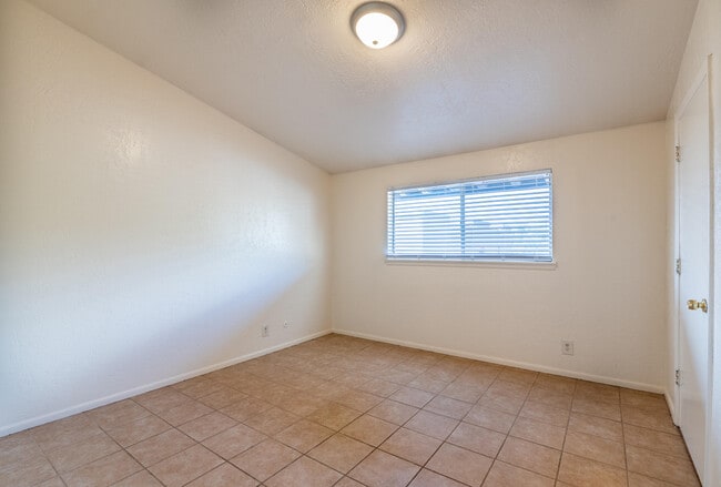 Building Photo - 206 Princeton Dr SE