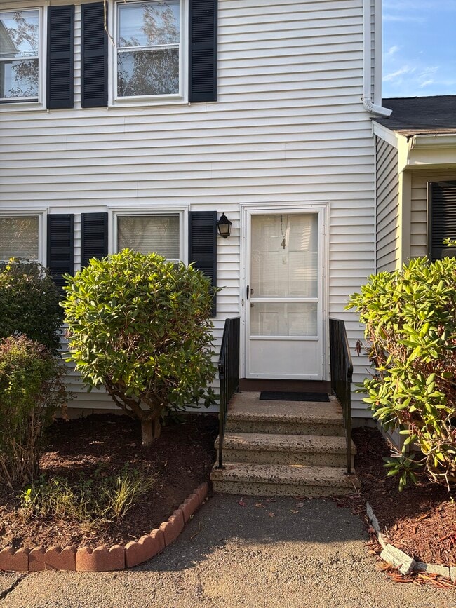 Building Photo - 4 Persimmon Ln