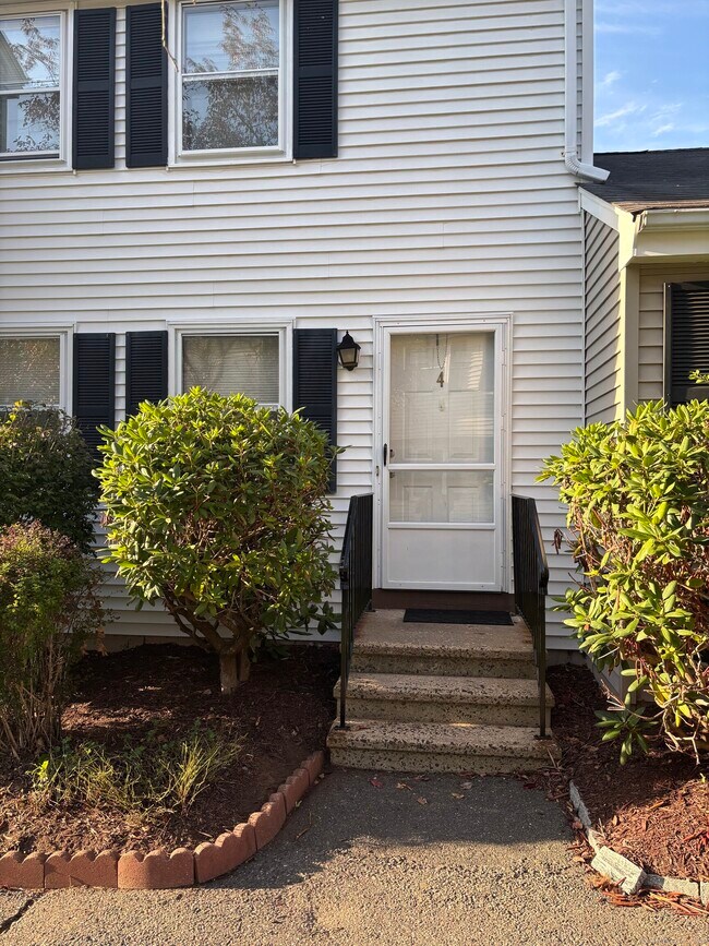 Primary Photo - 4 Persimmon Ln