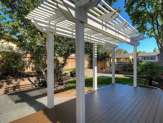 Building Photo - "Spacious 3-Bedroom Retreat with 2 Full Baths in Charming Pleasanton!"