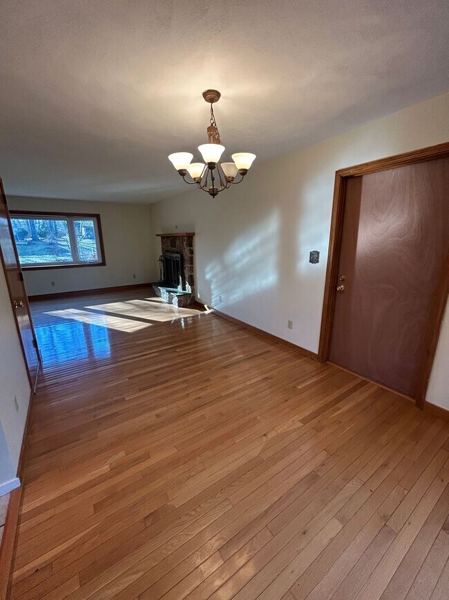 Building Photo - 3 bedroom, 3 bath house located in Park Forest