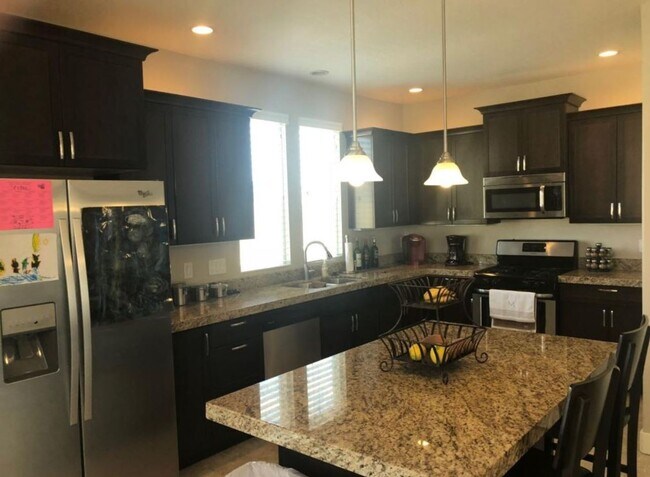 Building Photo - Beautiful 3 Bedroom Townhome in Daybreak!