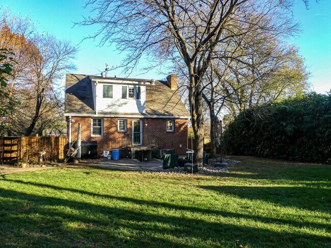 Building Photo - 903 Crestview Dr