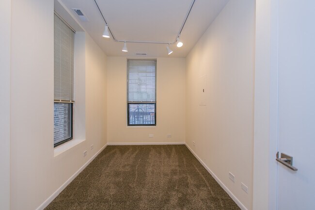Building Photo - 2338 N Clark St