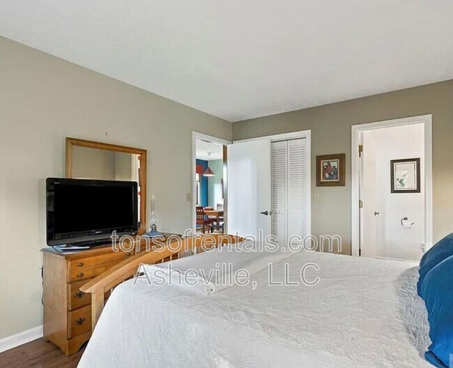 Building Photo - 581 Courtwood Ln