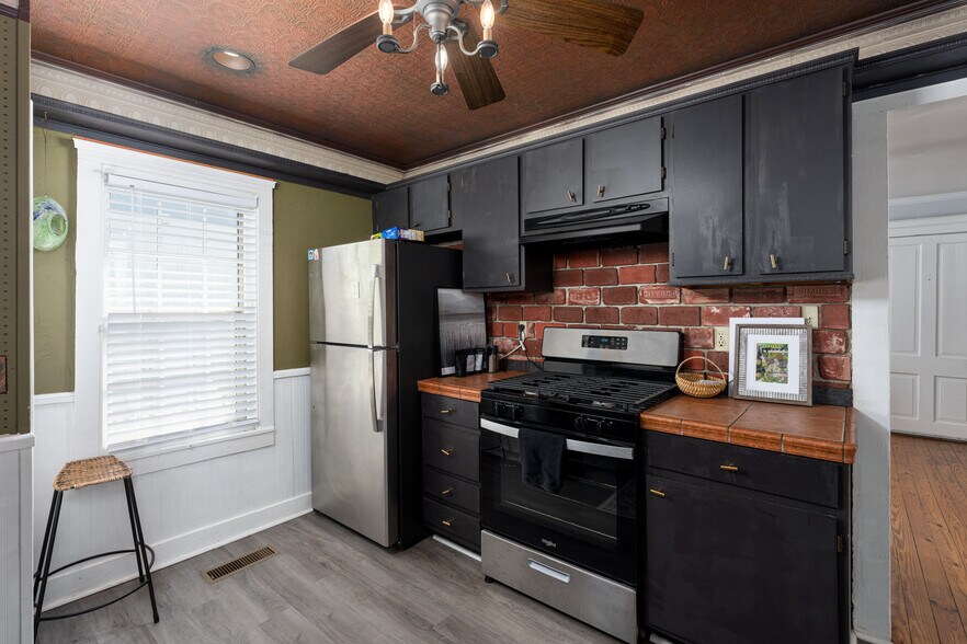 kitchen - 309 Queen St