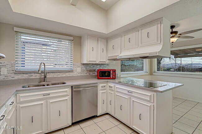 Building Photo - 4871 Los Reales Dr