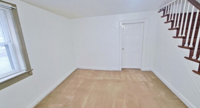 Building Photo - 104 W King St