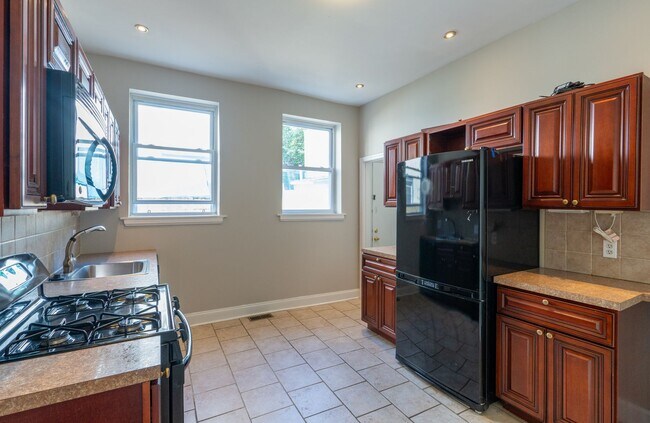 Building Photo - 1121 S 13th St