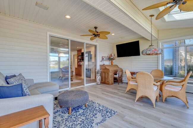 Building Photo - Charming 2 Bed, 2 Bath Rental with Lagoon Views in Sun City!