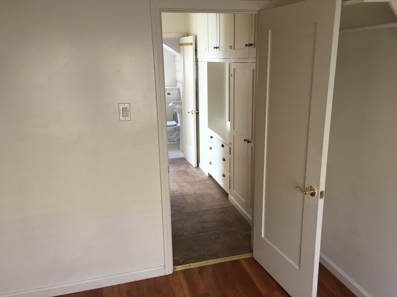 Building Photo - 1117 E California Ave