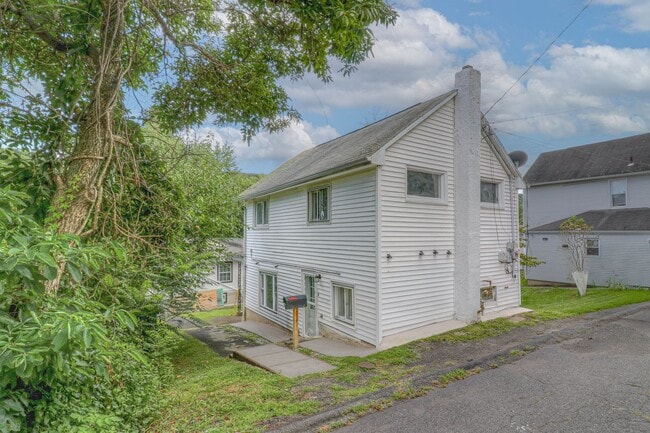 Building Photo - 606 Meadow Ave