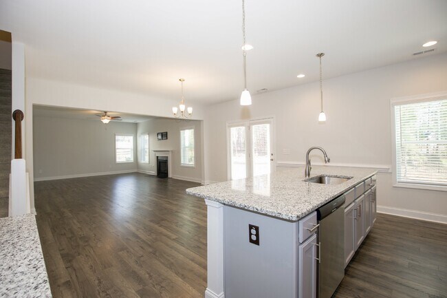 Building Photo - Charming 4 Bedroom Rental Home with Spacio...
