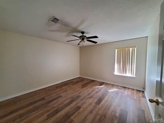 Building Photo - 2490 Vale Dr