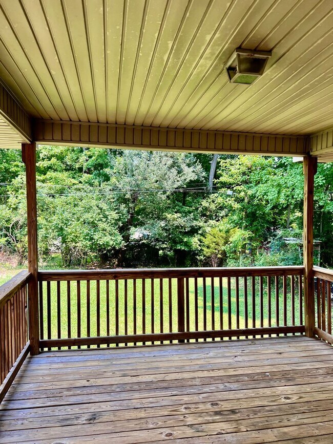 Building Photo - AVAILABLE AUGUST 14! 3 Bedroom Home Near Madison Street