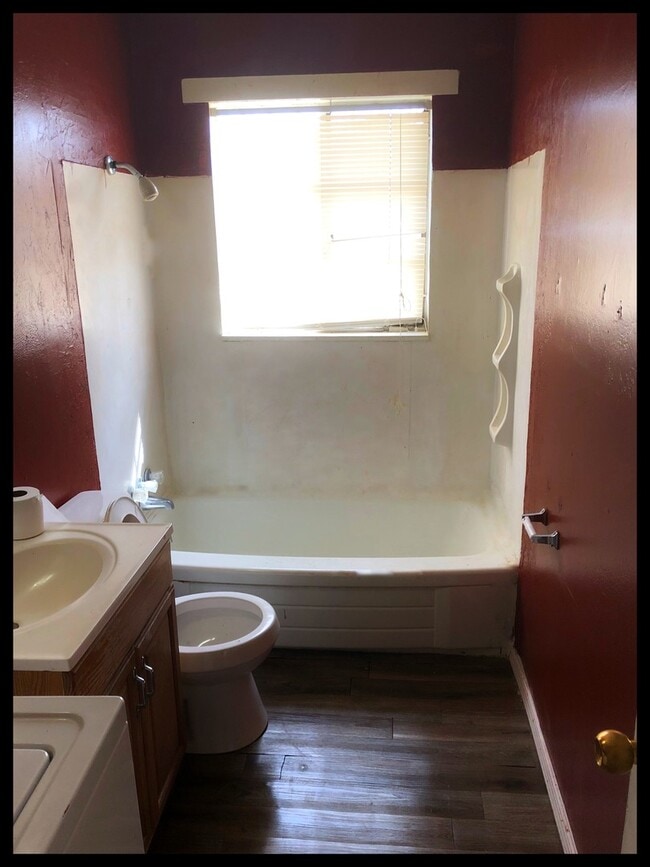 Building Photo - 920 Gardenia St