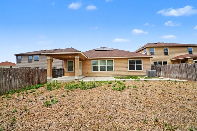 Building Photo - Stylish 3BR + Flex Home with Solar Near Randolph AFB - Realtor Commission: $500