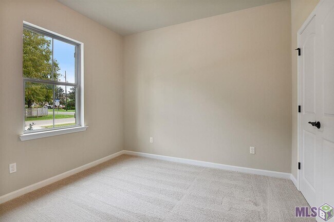 Building Photo - 2948 S Roth Ave