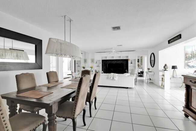Building Photo - 450 French Royale Cir