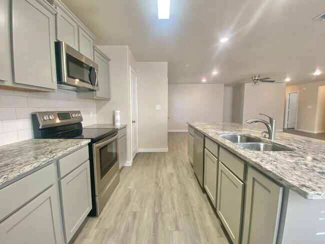 Building Photo - Now accepting Section 8