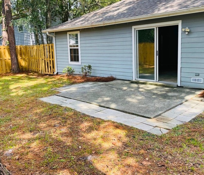 Building Photo - 4/2 with access to Community Amenities