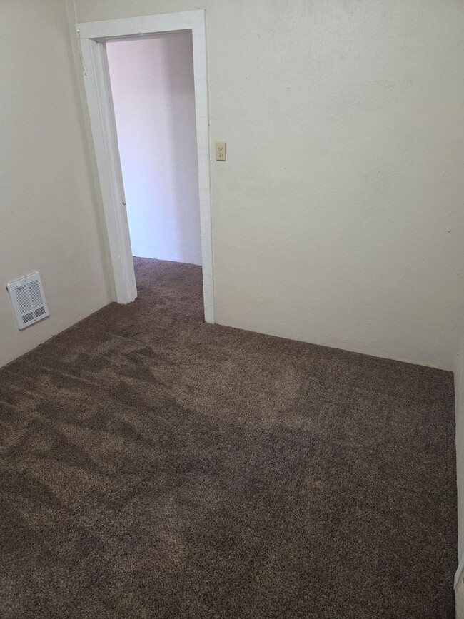 Building Photo - 206 Ketchum St E