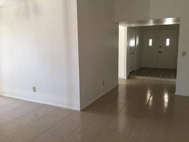 Building Photo - 2813 N Evergreen St