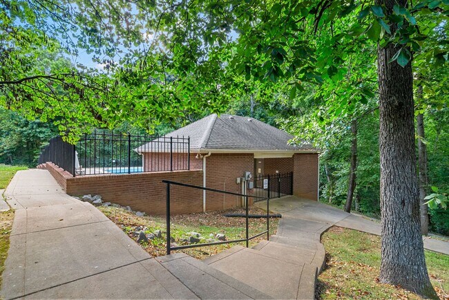 Building Photo - 3 Bedroom 2 Bath Pet Friendly Home For Rent with Community Pool Access!