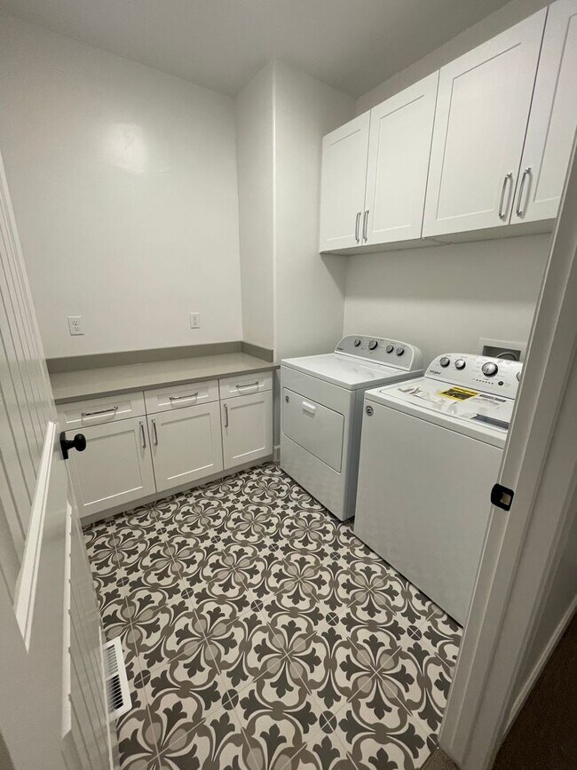 Building Photo - Italian Villages | 3-Bedroom Townhome