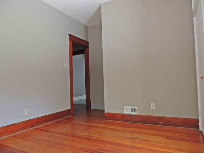 Building Photo - You need to see this beautiful home in Maryville City