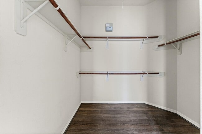Building Photo - 1875 Redwood Ln