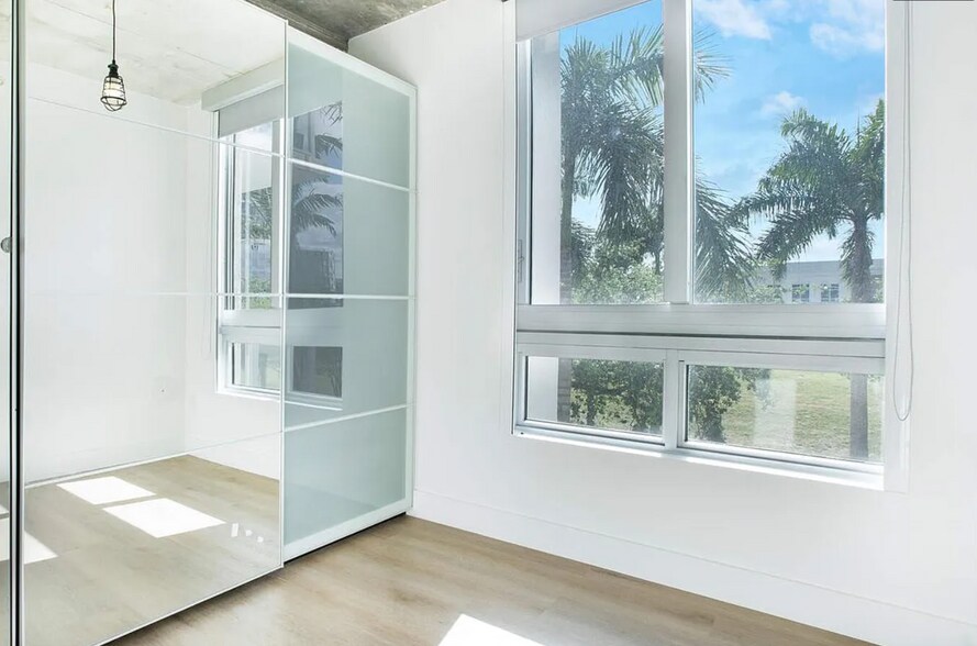 Building Photo - 3451 NE 1st Ave