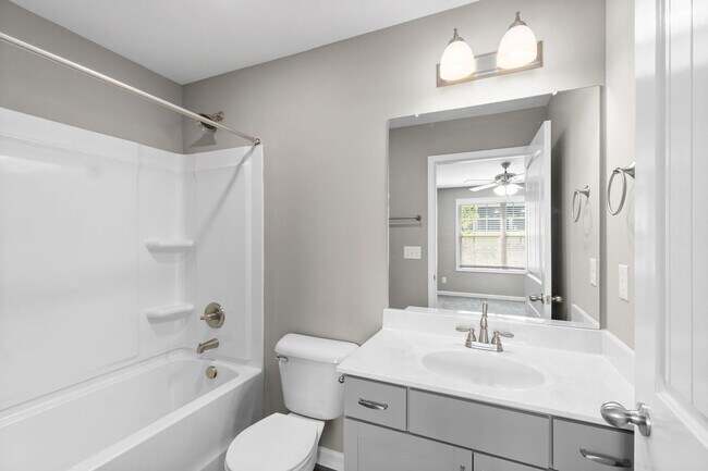 Building Photo - Two Bedroom with Garage on Exit 11!