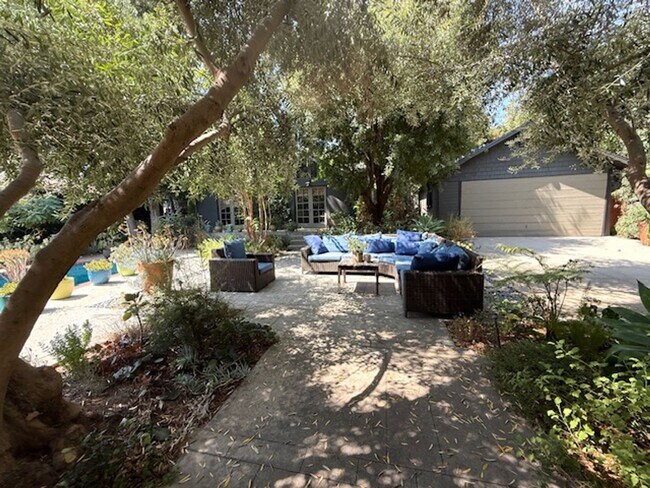 Building Photo - Furnished Craftsman Home - Pool, Entertain...