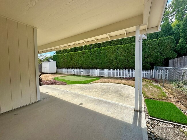 Building Photo - Three Bedroom Home in Keizer with a Puttin...
