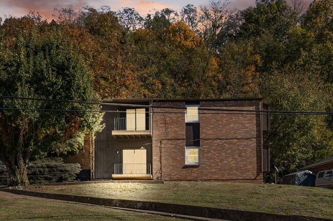 Building Photo - AVAILABLE NOW. 3 BED 1 BATH. IDEAL LOCATIO...