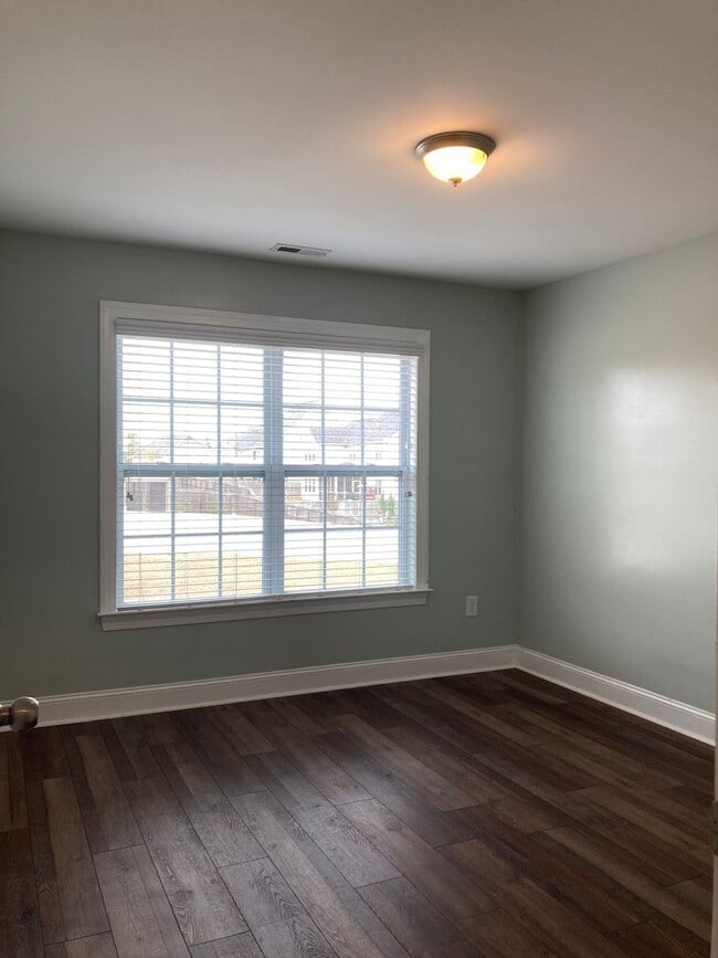 Building Photo - Immaculate 5 Bedrooms, 3.5 Bath Home Located Minutes from Shopping- Easy Commute to Sanford, Ft. ...