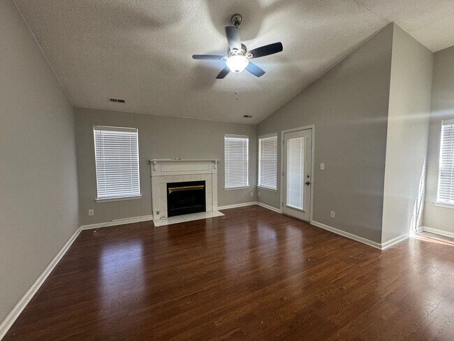 Building Photo - Condo Living in Newport News