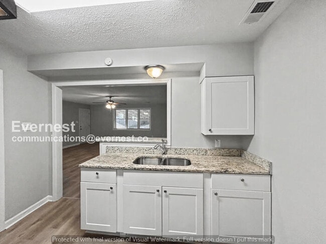 Building Photo - Limited Time Special Offer! / 3 Bed/2 Bath Home with Fenced Yard / Pet-Friendly