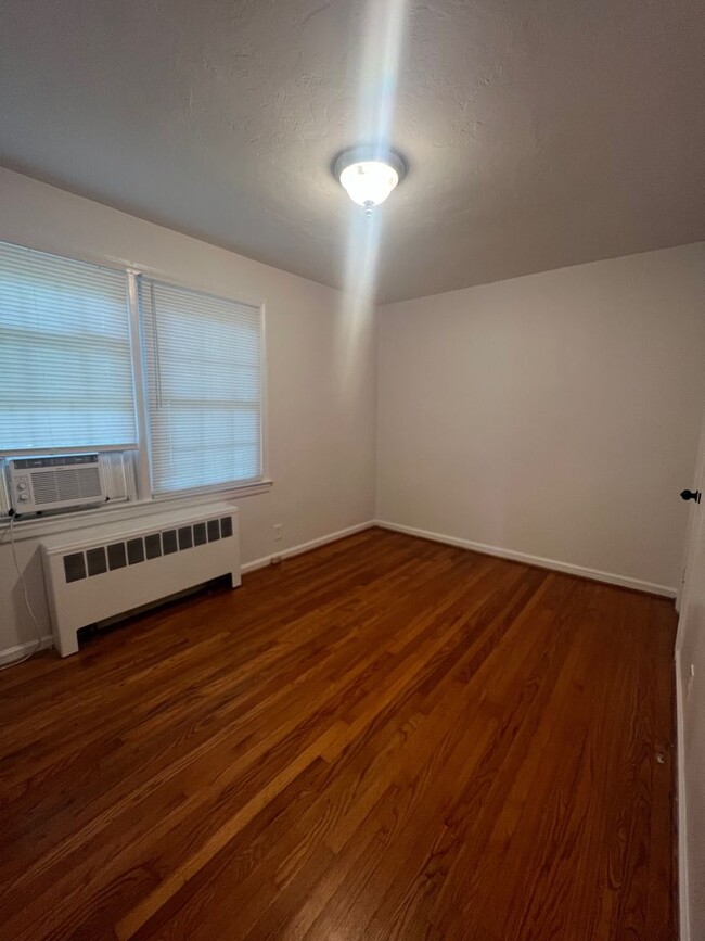 Building Photo - Two bedroom, 1 bath condo in Brookwood Gar...